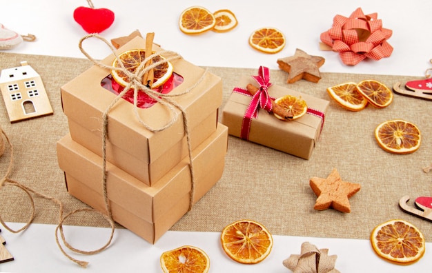 Null Abfall Weihnachten mit Bastelkartons, getrockneten Orangen, Holz- und Textildekoration, plastikfreie Flachlage