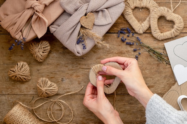 Null verschwenden Valentinstag Konzept und verspotten. Geschenk verpackt Furoshiki-Stil mit Lavendel