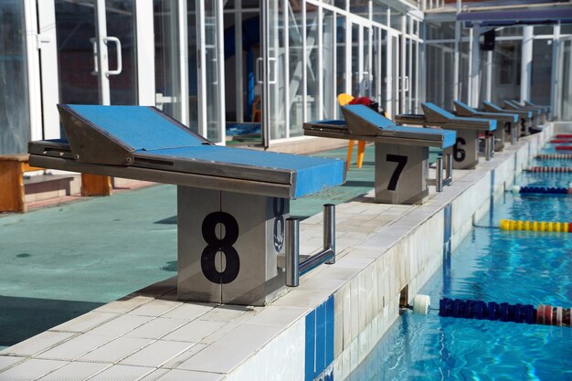 Numere a mesa de cabeceira para o salto do atleta para a piscina