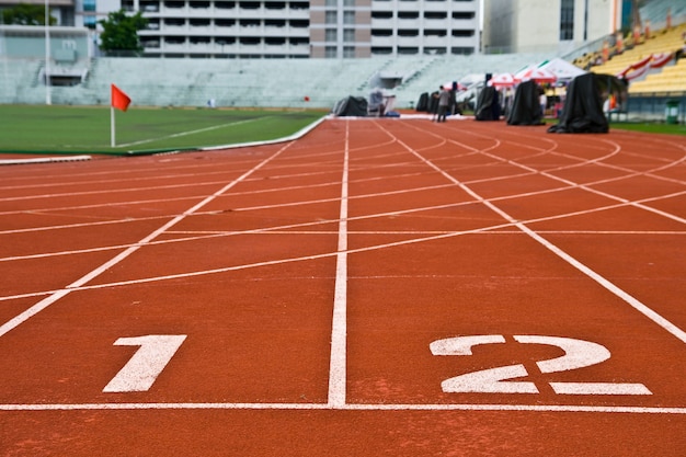 Número 1 y 2 en la grilla de inicio de la pista de carreras