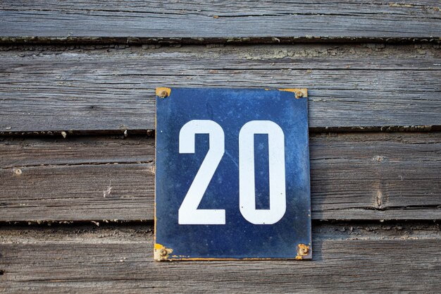 Número 20 en una vieja pared de madera