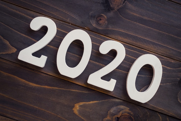 Foto número 2020 para el año nuevo en una mesa de madera.