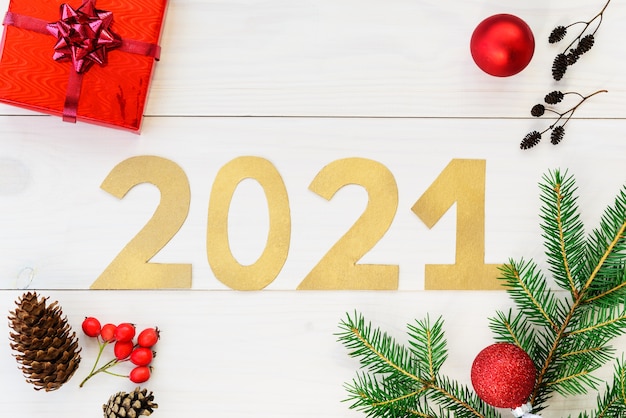 Número 2021 en una mesa de madera. Concepto de Navidad y año nuevo.