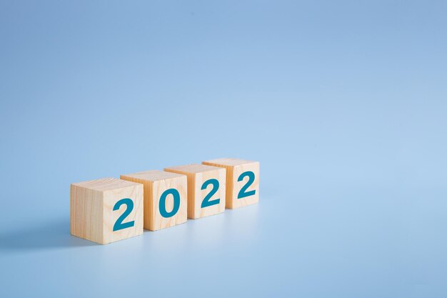 número 2022 no bloco de madeira no fundo azul