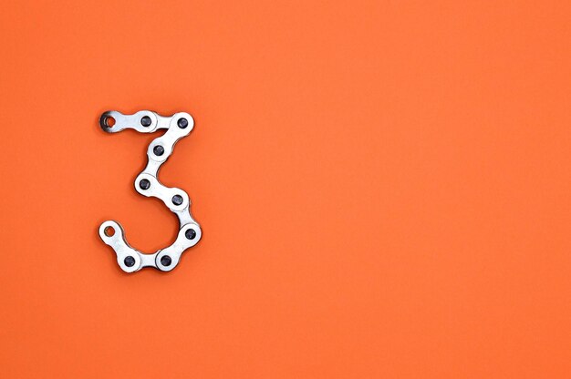 Un número 3 está en un fondo naranja