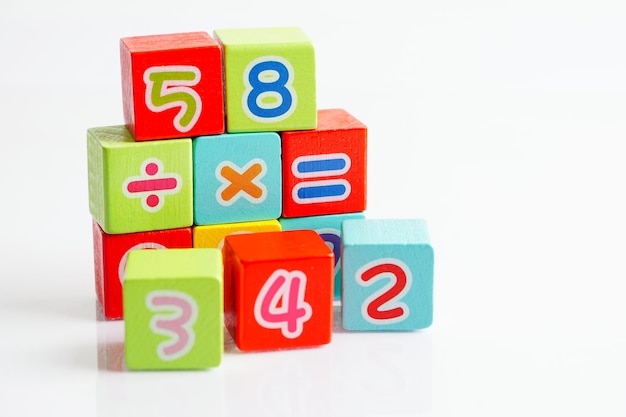 Número de cubos de bloques de madera para aprender el concepto de matemáticas de educación matemática