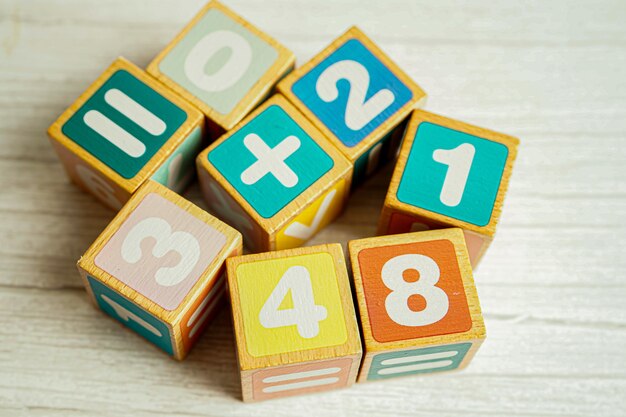 Número de cubos de bloques de madera para aprender el concepto de matemáticas de educación matemática