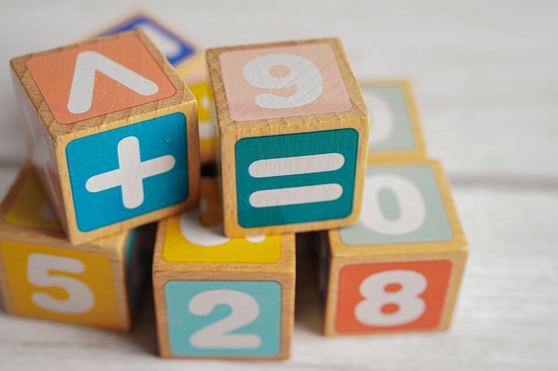 Número de cubos de bloco de madeira para aprender o conceito de matemática de educação matemática