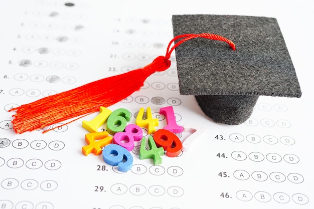 Número de matemática com chapéu de lacuna de graduação na escolha do teste da folha de respostas para aprender o conceito de matemática da educação matemática