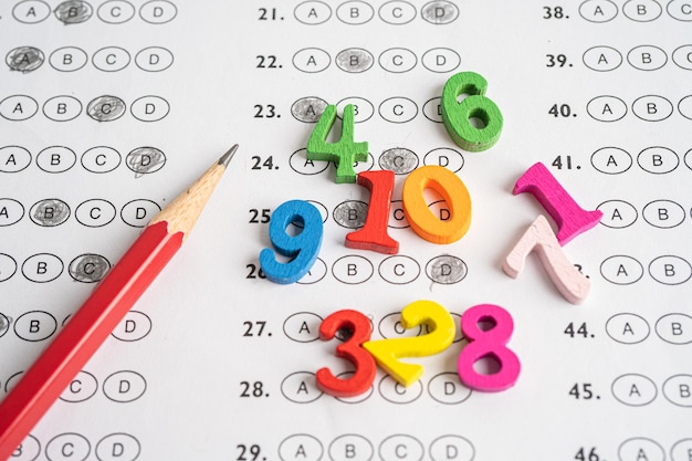 Número de matemática e lápis na folha de respostas educação estuda aprendizagem matemática ensina conceito