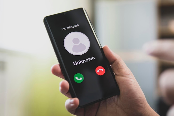 Foto número desconhecido a ligar no meio da manhã chamada telefónica de um estranho pessoa com telemóvel e smartphone em casa chamador desconhecido