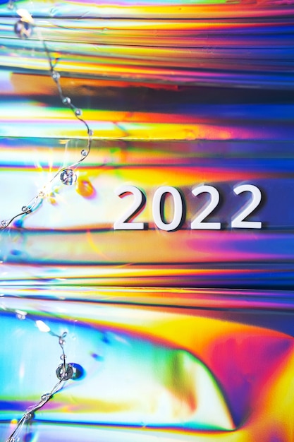 Número do ano novo de 2022 no fundo holográfico de neon colorido