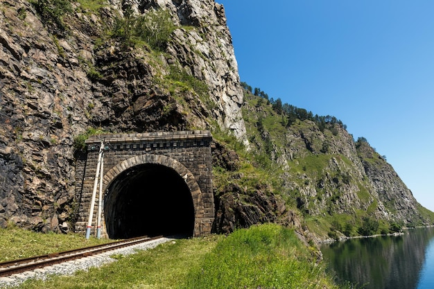 Número do antigo túnel ferroviário da ferrovia Circumbaikal no túnel ferroviário khabartuy