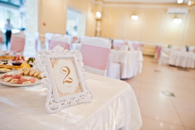 Número dois na mesa de casamento no restaurante