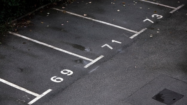 Foto número de espacio de estacionamiento vacío