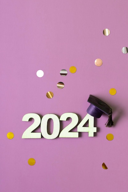 Foto número de madera 2024 con tapa graduada y estacas concepto de clase de 2024