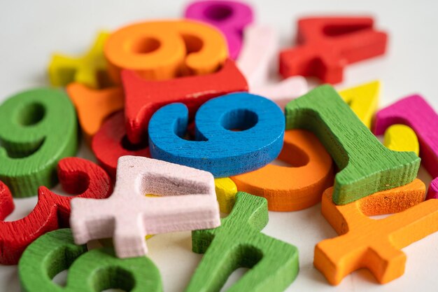 Número de matemáticas colorido sobre fondo blanco educación estudio matemáticas aprendizaje enseñar concepto