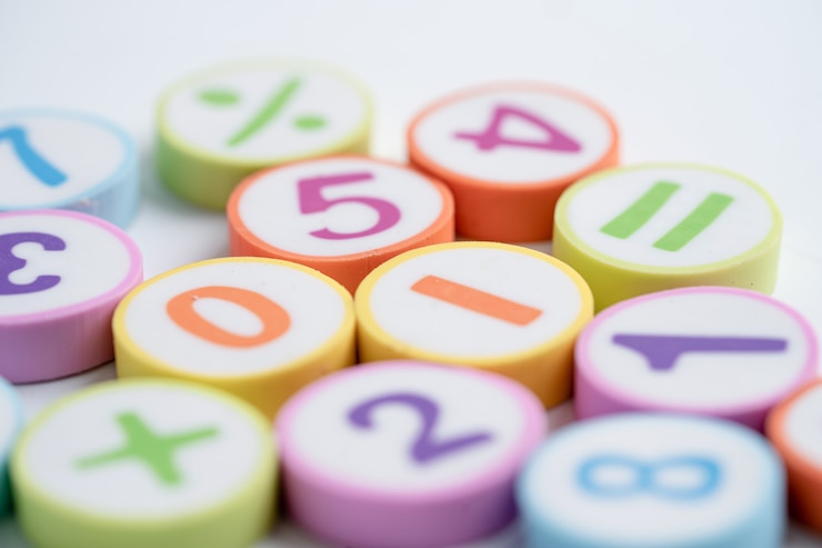 Foto número de matemáticas colorido sobre fondo blanco, educación estudio matemáticas aprendizaje enseñar concepto.