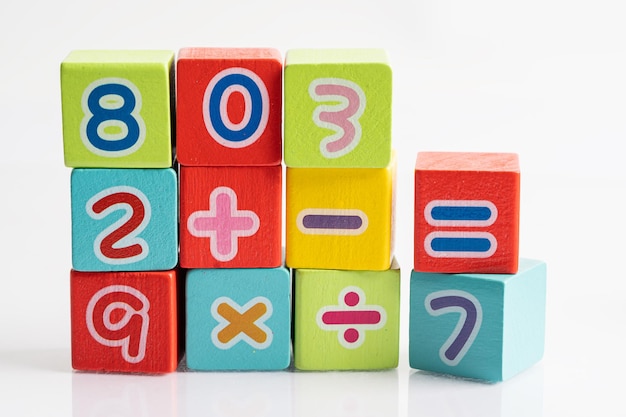 Número de matemáticas colorido sobre fondo blanco educación estudio matemáticas aprendizaje enseñar concepto