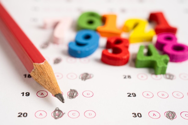 Número de matemáticas y lápiz en la hoja de respuestas Educación estudio prueba aprendizaje enseñar concepto