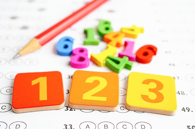 Foto número matemático con lápiz en la opción de prueba de la hoja de respuestas para aprender el concepto matemático de educación matemática