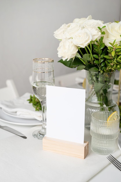 Foto número en una mesa en el restaurante banquete festivo