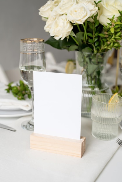 Foto número en una mesa en el restaurante banquete festivo