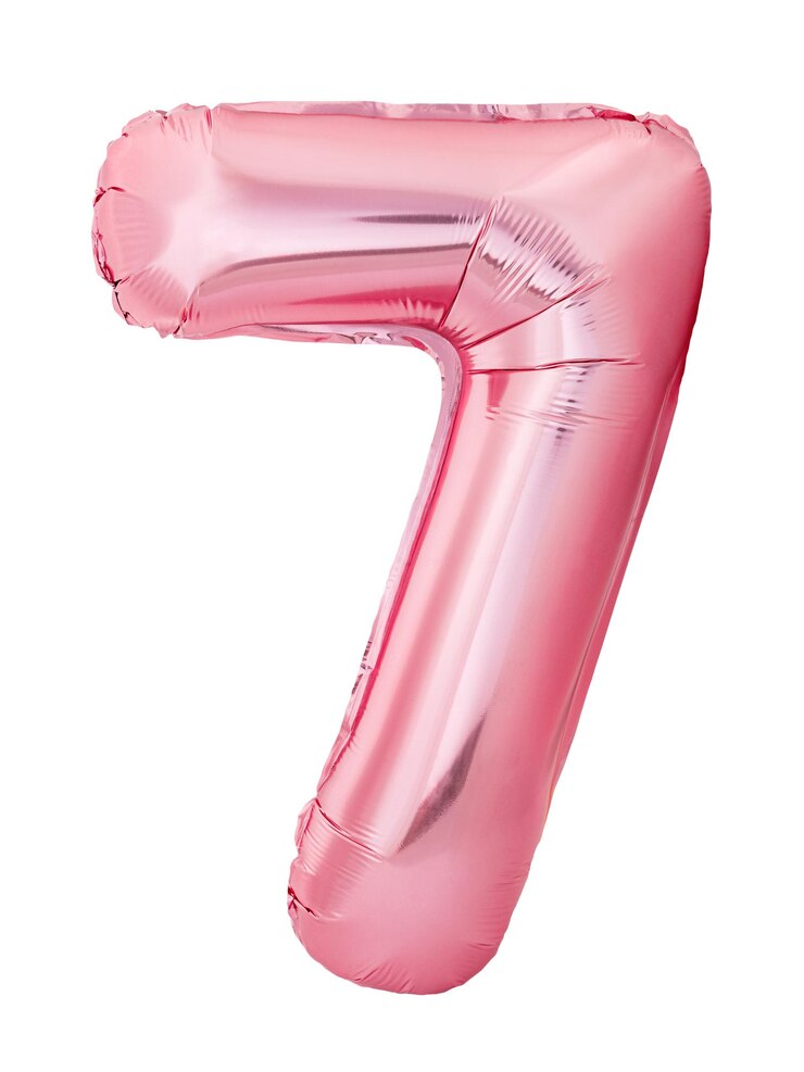 Número sete feito de balão inflável de ouro rosa isolado no fundo branco