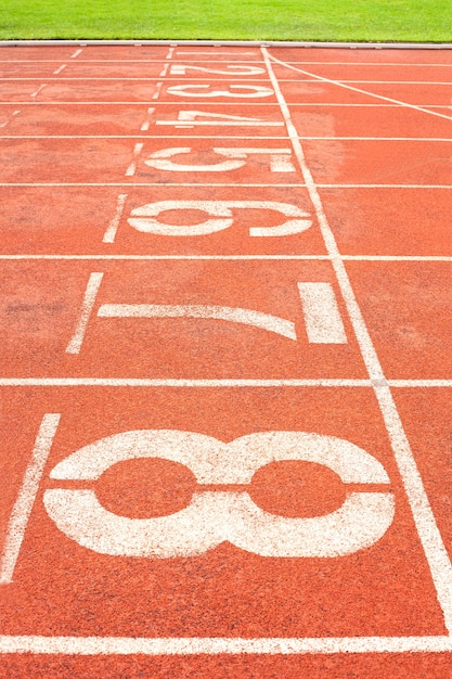 Número en la vieja pista de atletismo roja