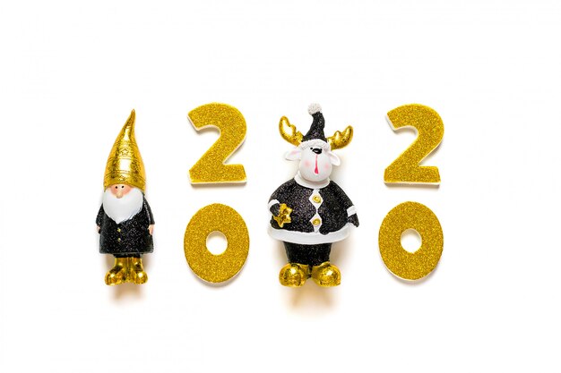 Números 2020 decorados con destellos dorados, elfos, ciervos en color negro, dorado aislado sobre fondo blanco.