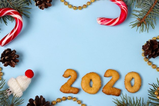 Números 2020 Feliz Navidad de la vista superior de galletas de jengibre, fondo azul