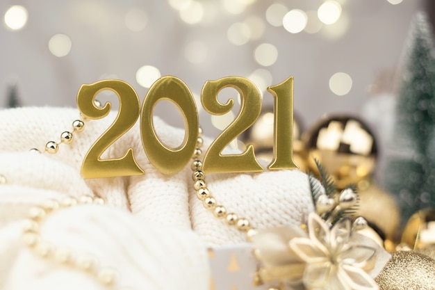 Números del año 2021 sobre fondo dorado bokeh Estado de ánimo de año nuevo, Navidad, tarjeta de felicitación, fondo de año nuevo