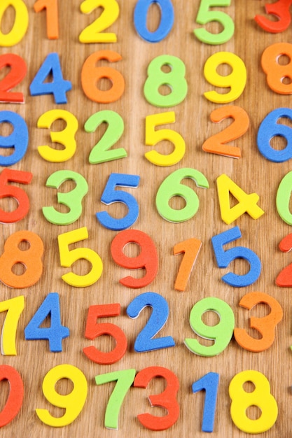 Números de colores sobre fondo de madera