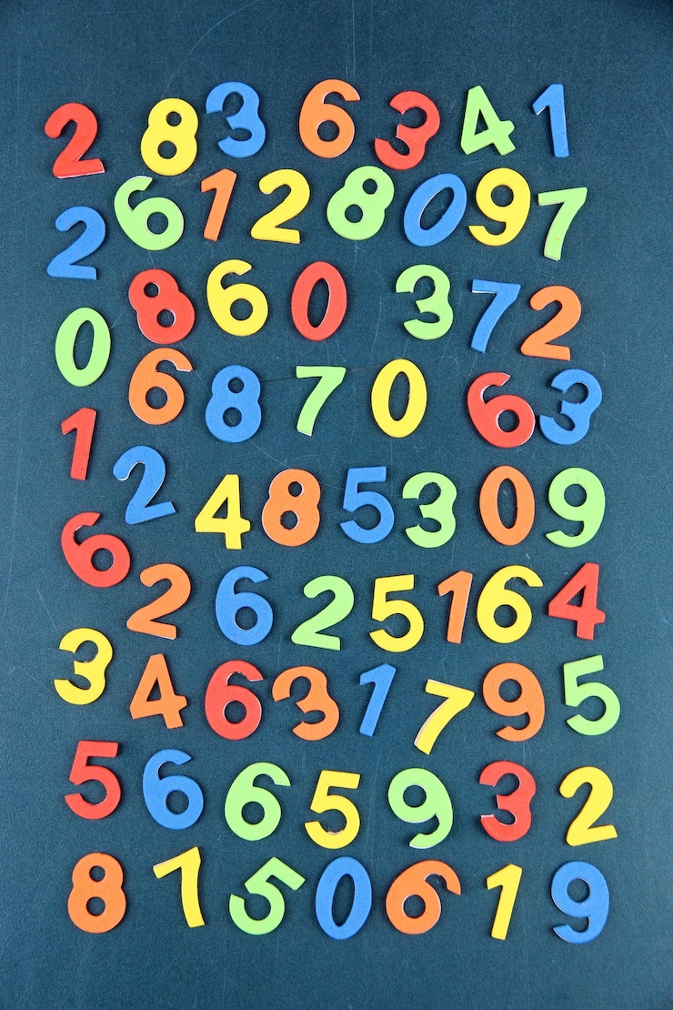 Foto números coloridos en el fondo del escritorio de la escuela