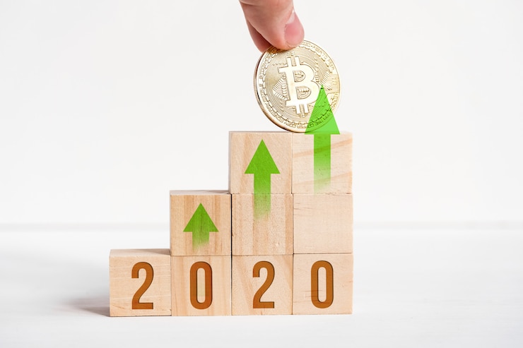 Foto números en cubos de madera sobre un fondo blanco junto a una moneda bitcoin.