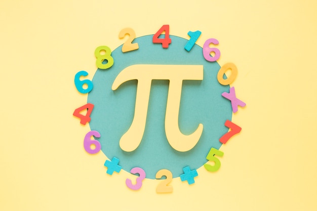 Números de matemática coloridos em torno do símbolo do pi