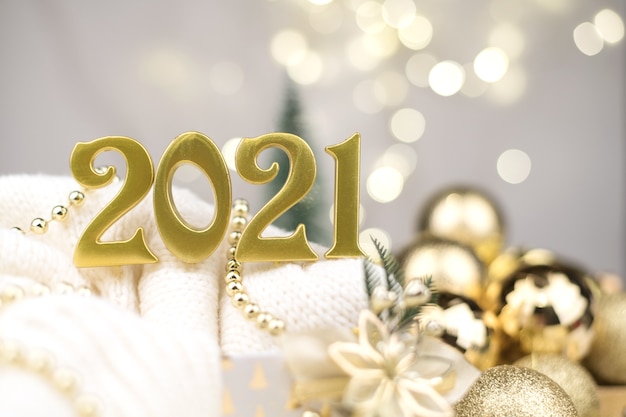 Foto números do ano 2021 no fundo dourado bokeh. humor de ano novo, natal, fundo de ano novo