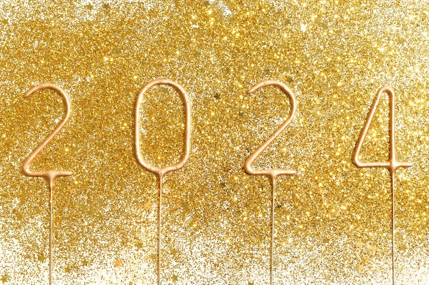 Foto números dourados 2024 em um fundo dourado brilhante o conceito de celebração de ano novo deseja abundância, dinheiro e riqueza saudações para colegas e amigos