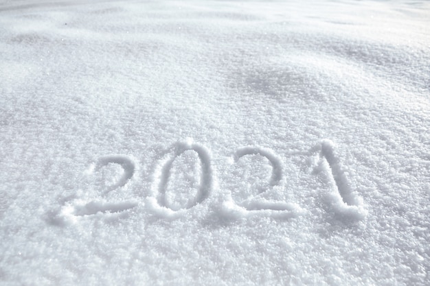Números, fecha del calendario, inscripción 2021 en superficie nevada natural en invierno