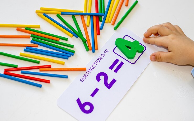 Foto números de madera y palos para contar sobre fondo azuldisposición caóticade vuelta a la escuelaaprender