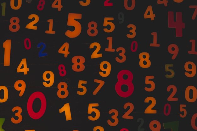 Números matemáticos abstractos en un fondo oscuro Números dorados en un fondo abstracto de lujo