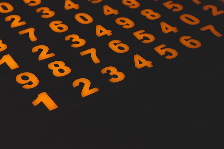 Foto números matemáticos abstractos en un fondo oscuro números dorados en un fondo abstracto de lujo