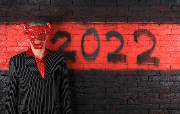 Foto números negros del diablo 2022 en una pared de ladrillo rojo