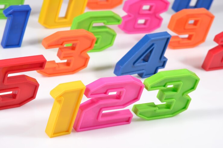 Foto números de plástico de colores 123 en blanco