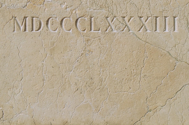 Números romanos antiguos grabados en una piedra de textura