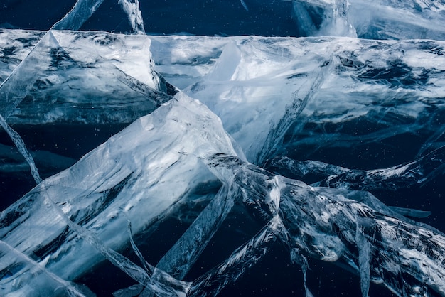 Numerosas rayas de grietas en el magnífico hielo transparente azul claro .. Horizontalmente. Lago Baikal, Rusia