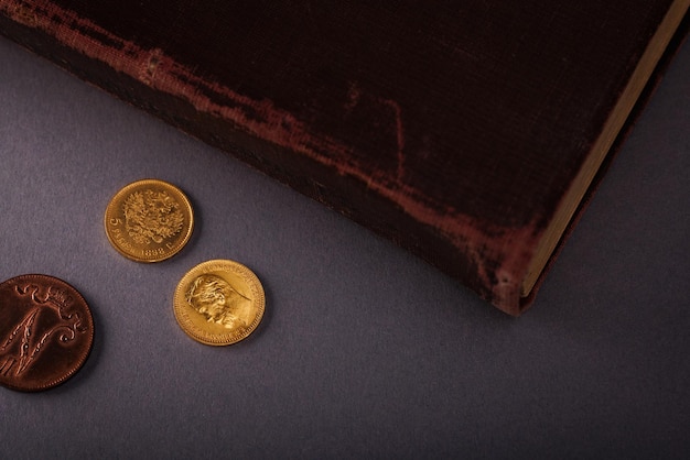 Foto numismática monedas antiguas coleccionables en la mesa vista superior copiar espacio para su texto