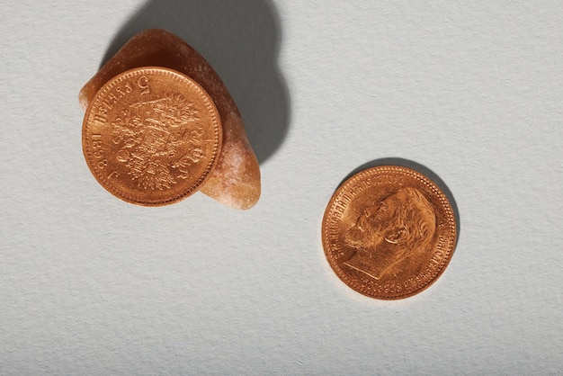 Numismática Monedas coleccionables antiguas en una mesa de madera