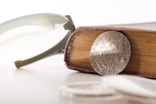 Numismática Monedas coleccionables antiguas sobre la mesa