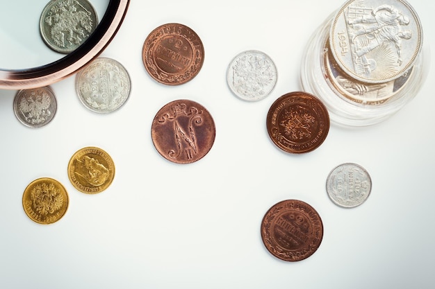 Numismatik Alte Sammlermünzen auf dem Tisch Draufsicht Kopieren Sie Platz für Ihren Text